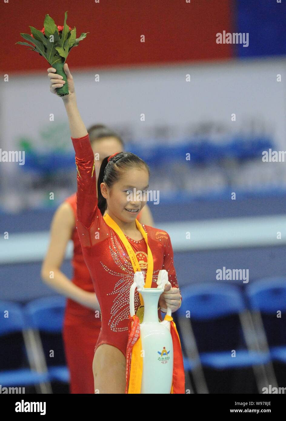 Yao Jinnan médaillé d'or de la Chine pose après la cérémonie de l'événement aux barres asymétriques femmes pendant la Coupe du Monde de Gymnastique 2012 à Zibo Zibo ci Banque D'Images