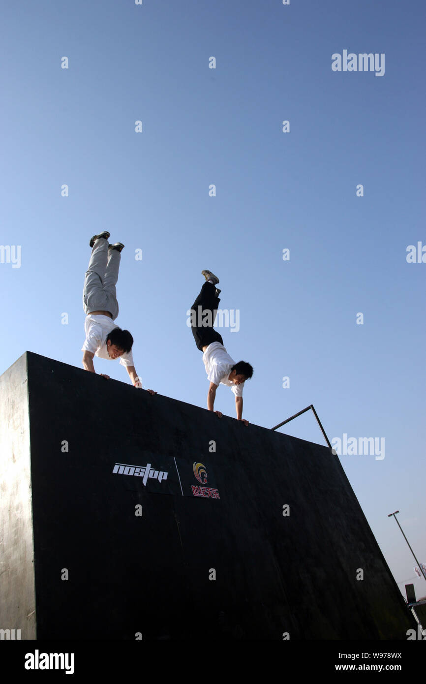 Les jeunes hommes chinois Parkour pratique à un centre de sports extrêmes dans la ville de Wuhan, province de Hubei, Chine centrale 13 mars 2012. Une nouvelle forme d'agriculture urbaine exer Banque D'Images