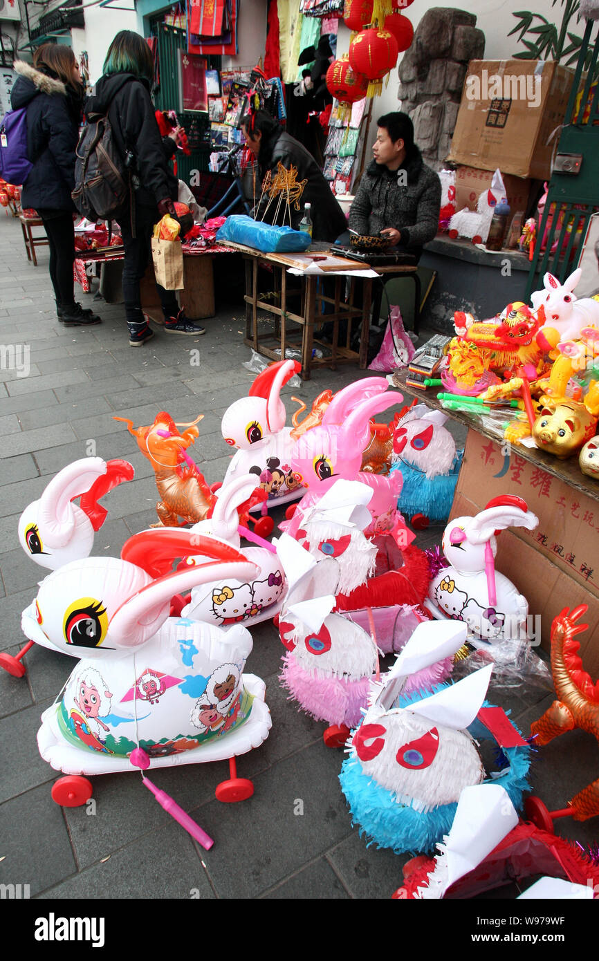 - Lapin en forme de dragon et lanternes sont en vente dans un magasin à Shanghai, Chine, 1 février 2012. La Fête des lanternes, également connu sous le nom de Yuanxiao Fest Banque D'Images