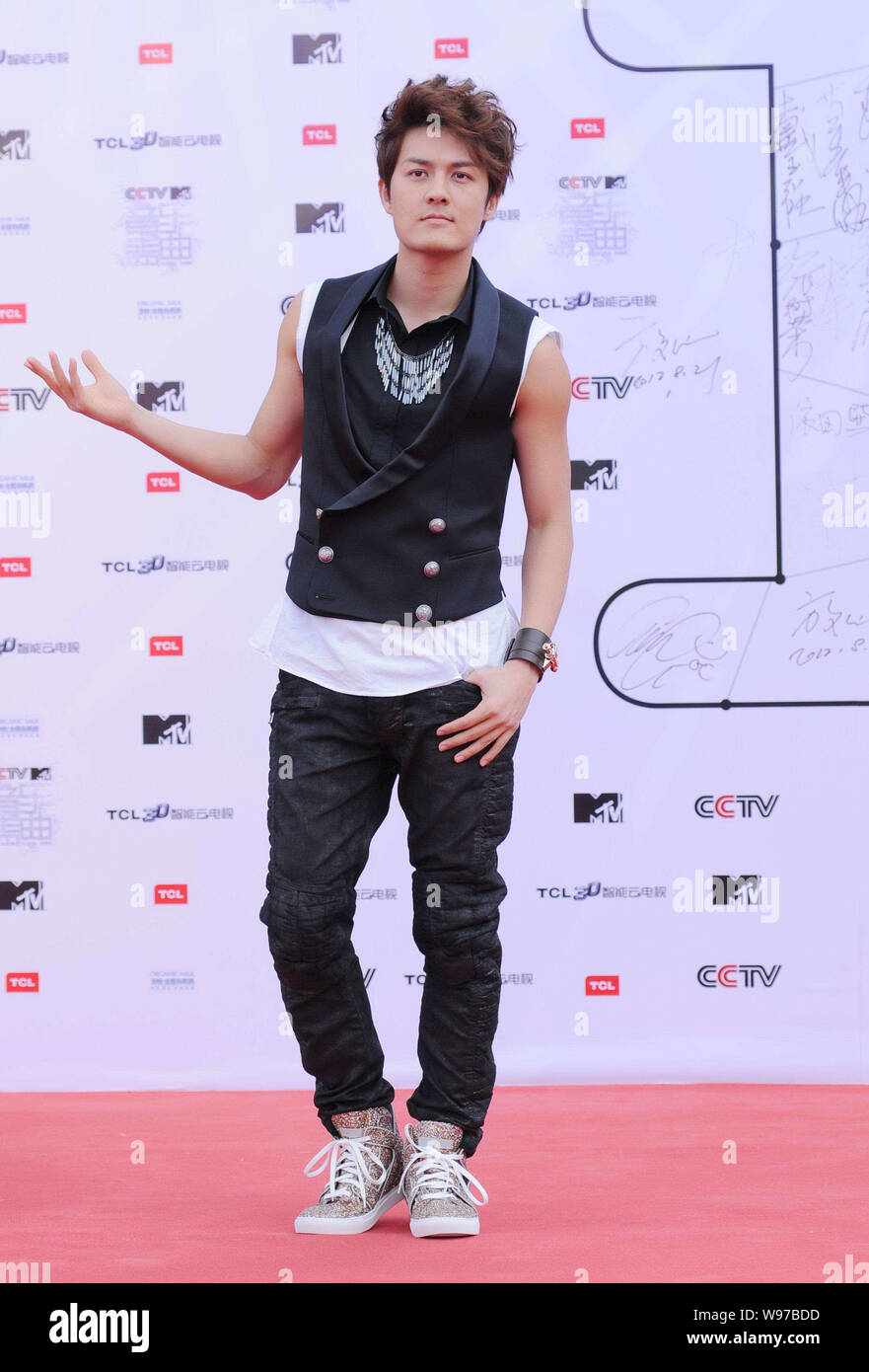 Chanteur taïwanais Kenji Wu pose sur la scène, comme il arrive pour la 11e CCTV-MTV Music Awards Gala à Beijing, Chine, 21 août 2012. Banque D'Images