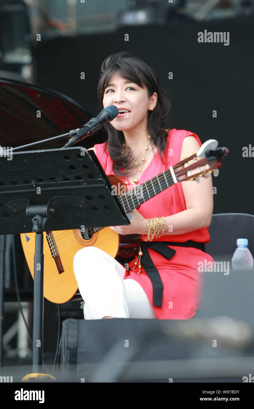 Bossa Nova reine ONO Lisa effectue lors de la cérémonie d'ouverture de l'année 2012 Big Love Cheng Du Festival de Musique de la ville de Chengdu, dans le sud-ouest de la province du Sichuan, Chine Banque D'Images