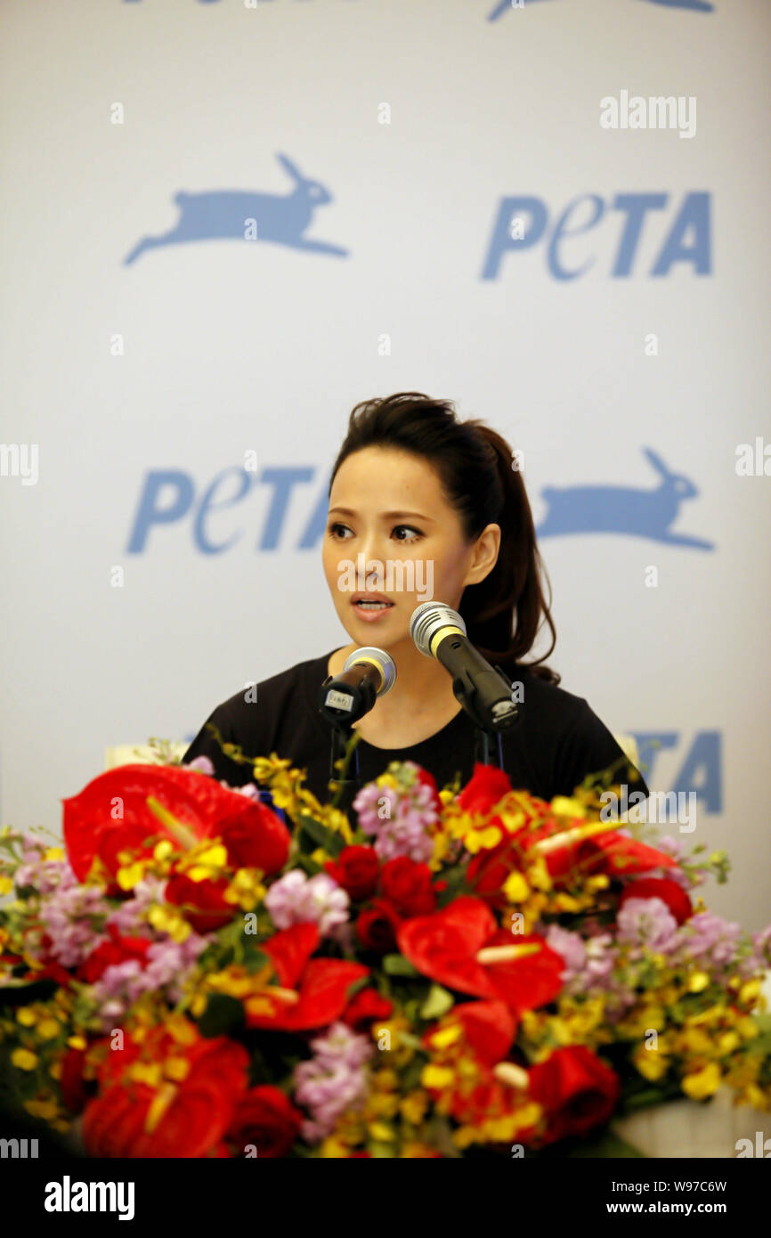 L'actrice et chanteuse taïwanaise Annie Yi est photographié au cours d'une conférence de presse pour une campagne anti-fourrure pour les personnes pour le traitement éthique des animaux ( Banque D'Images