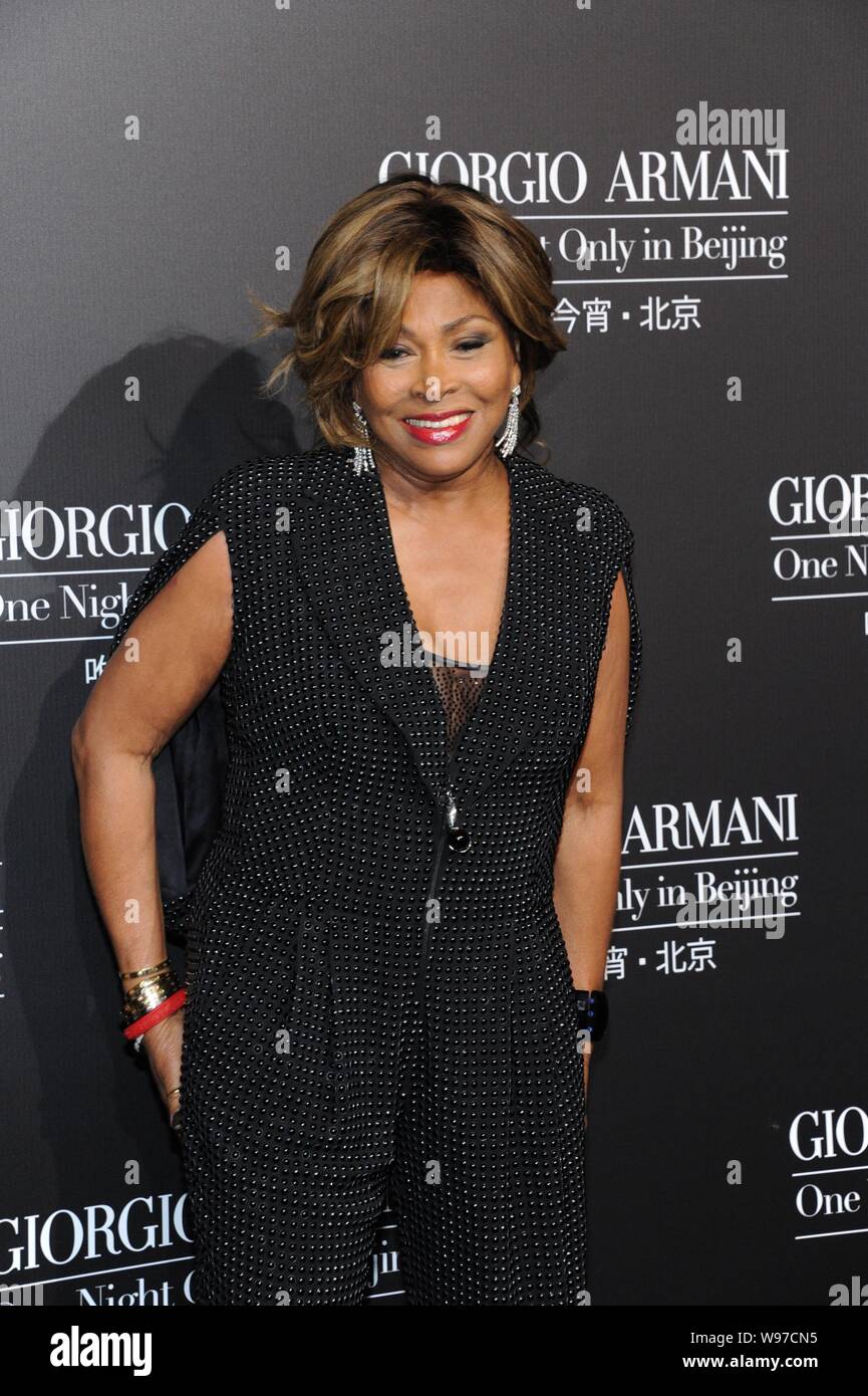 La chanteuse américaine Tina Turner pose à la cérémonie du tapis rouge devant le Giorgio Armani un soir seulement à Beijing fashion show à la 798 Art Zone de Beiji Banque D'Images