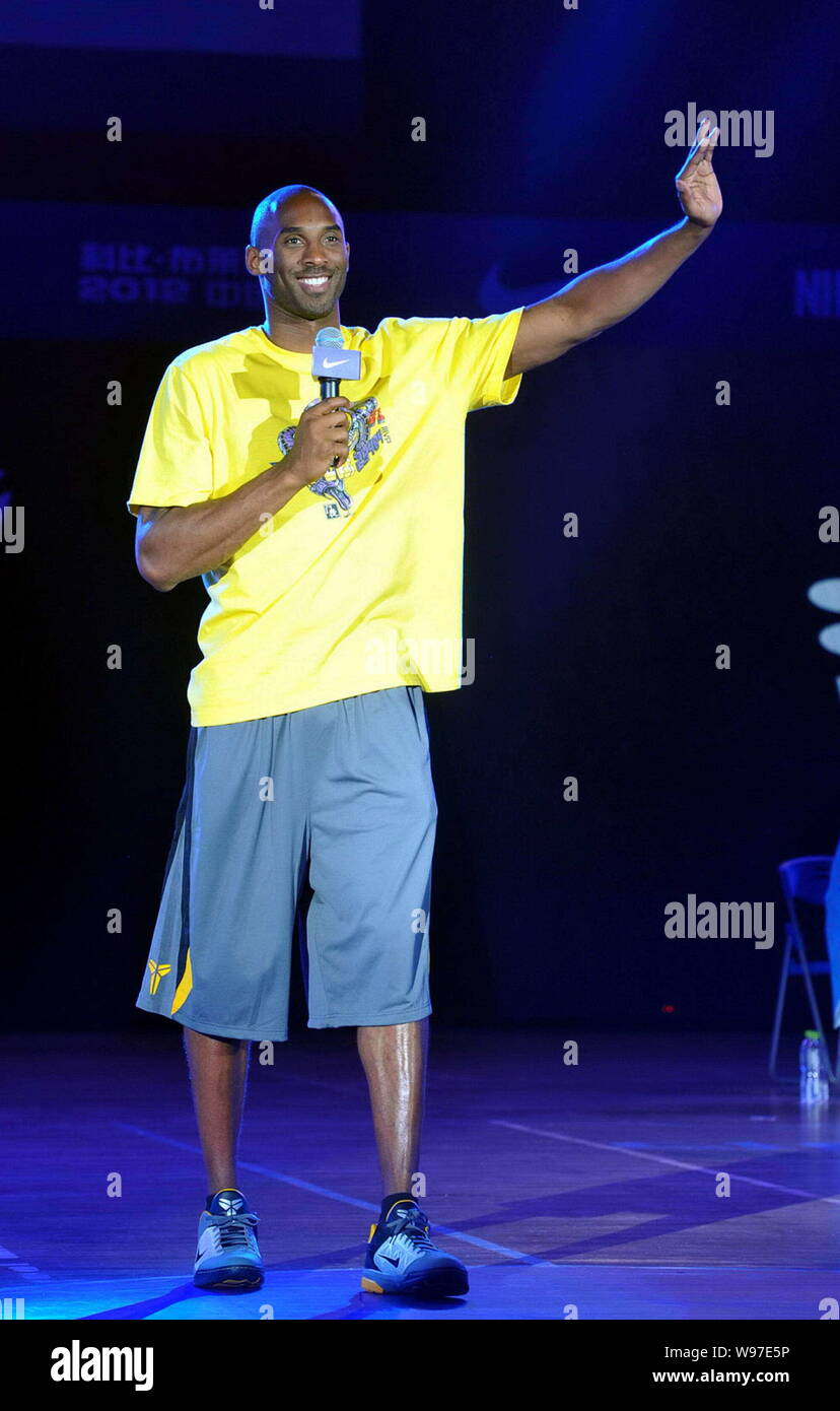 NBA superstar Kobe Bryant vagues à un événement pour rencontrer les fans lors de sa tournée en Chine à Wuhan, province de Hubei, Chine centrale le 16 août 2012. Banque D'Images