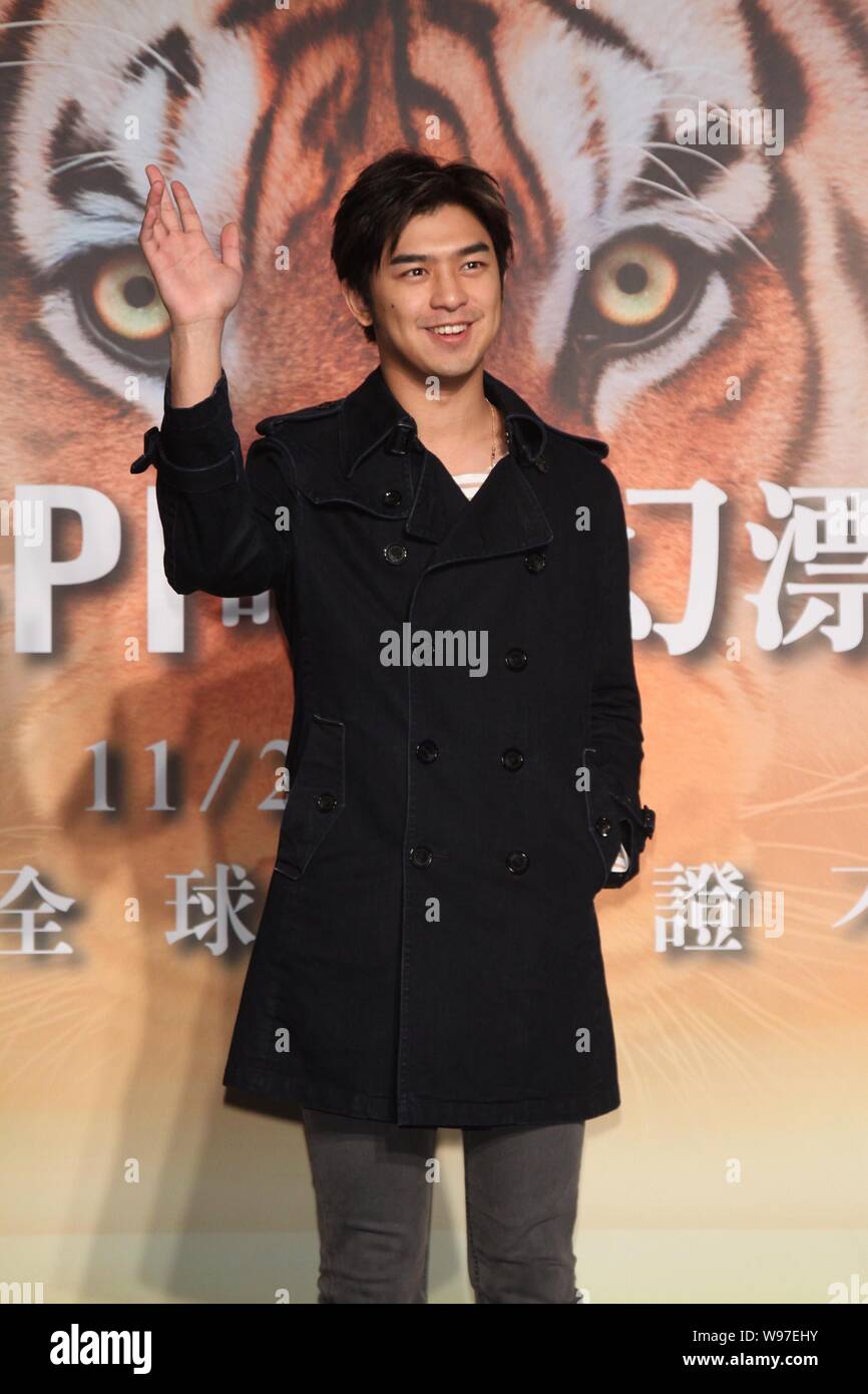 Berlin acteur taiwanais Chen vagues durant une conférence de presse pour le film en 3D, Histoire de Pi, à Taipei, Taiwan, le 7 novembre 2012. Banque D'Images
