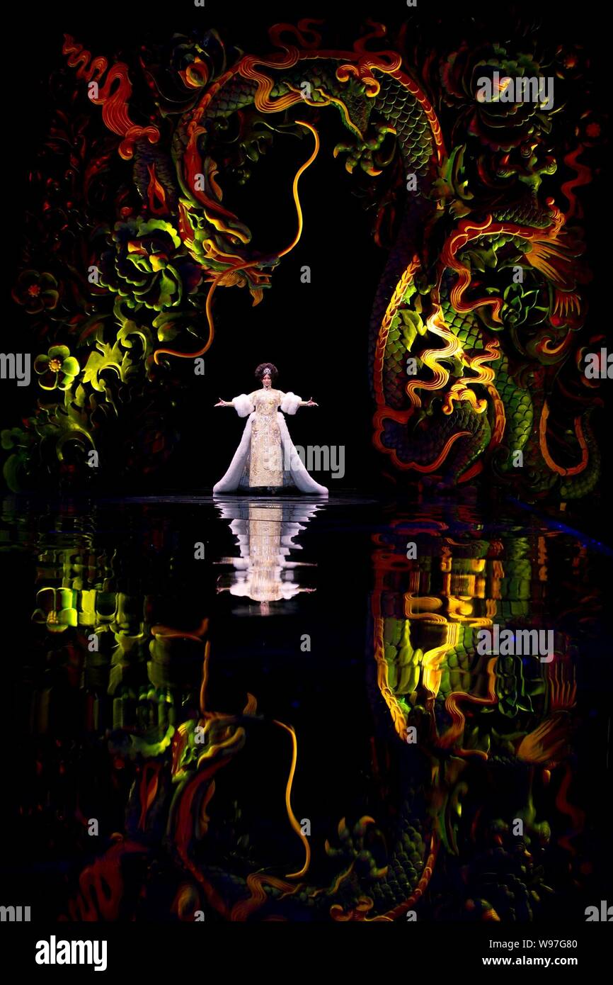 Un modèle présente une création de designer Guo Pei au fashion show, épouses de Chinois, Dragons Story, à Beijing, Chine, 6 mai 2012. Banque D'Images
