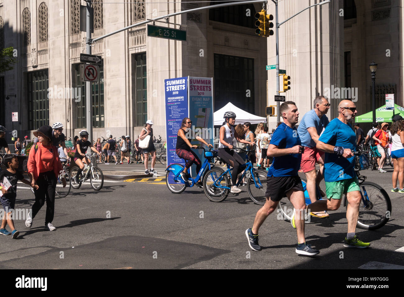 Summer Streets permet un accès gratuit sur Park Avenue pour les coureurs et les motards chaque août pendant trois samedis matins, New York City, USA 2019 Banque D'Images