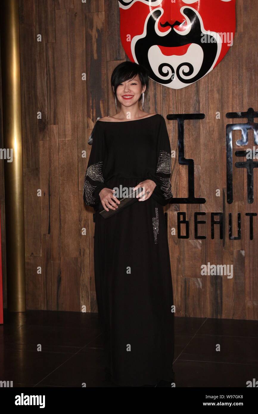 Hôtesse taïwanais Dee Hsu pose au cours d'une cérémonie d'une beauté du Sud restaurant à Taipei, Taiwan, 18 janvier 2012. Banque D'Images