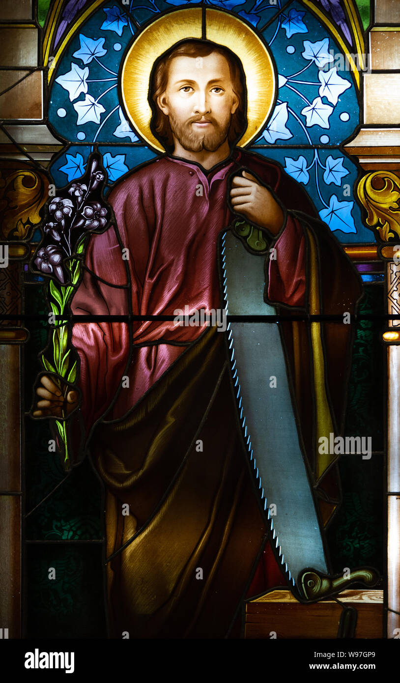 Un vitrail représentant saint Joseph. Affiché à l'office de l'évêque. Banque D'Images Un vitrail représentant saint Joseph. Affiché à l'office de l'évêque. Banque D'Images