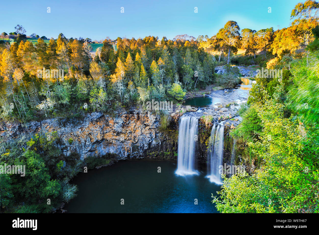 View sur Dangar falls dans la région de Dorrigo National Park près de Dorrigo en ville matin lumière douce avec de l'eau chute d'eau douce jusqu'à la roche extérieure cu Banque D'Images