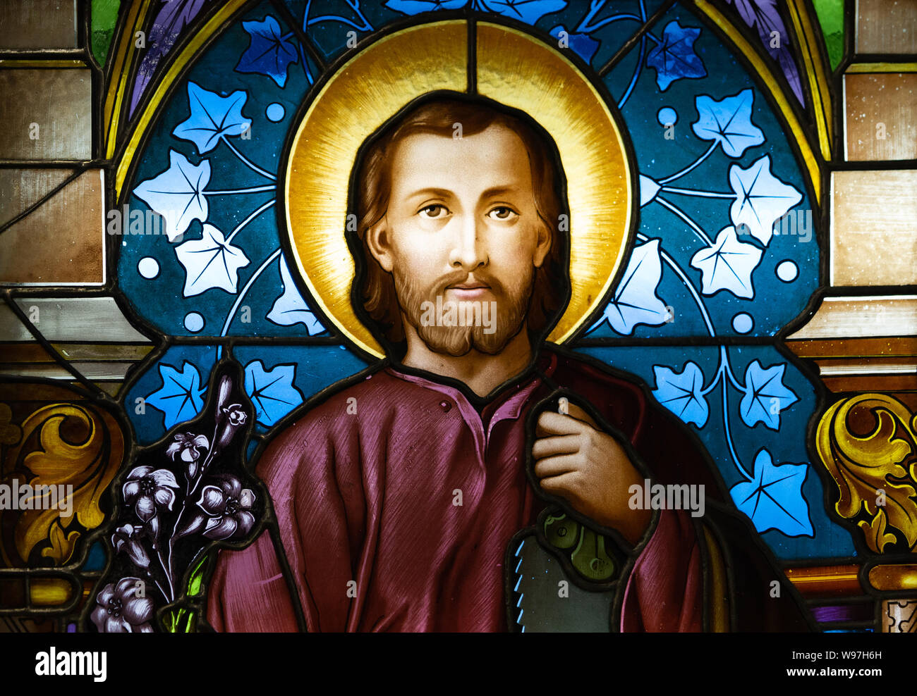 Un vitrail représentant saint Joseph. Affiché à l'office de l'évêque. Banque D'Images Un vitrail représentant saint Joseph. Affiché à l'office de l'évêque. Banque D'Images