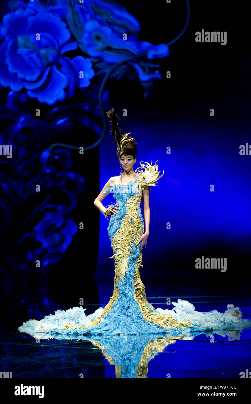 Un modèle présente une création de designer Guo Pei au fashion show, épouses de Chinois, Dragons Story, à Beijing, Chine, 6 mai 2012. Banque D'Images