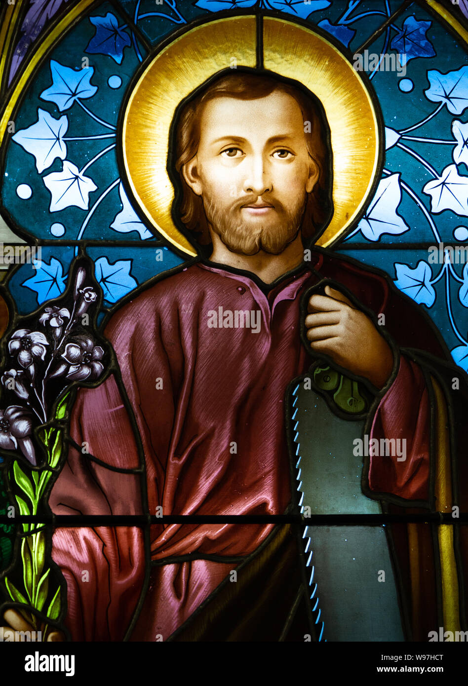 Un vitrail représentant saint Joseph. Affiché à l'office de l'évêque. Banque D'Images Un vitrail représentant saint Joseph. Affiché à l'office de l'évêque. Banque D'Images