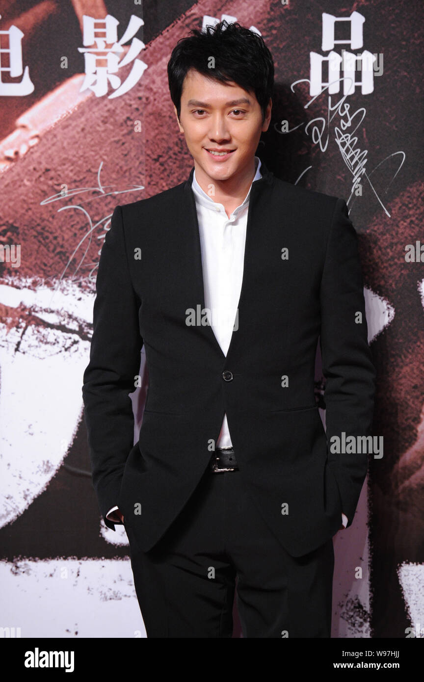 L'acteur chinois Feng Shaofeng pose sur le tapis rouge, comme il arrive pour la première du film, de 1942, à Beijing, Chine, 25 novembre 2012. Banque D'Images