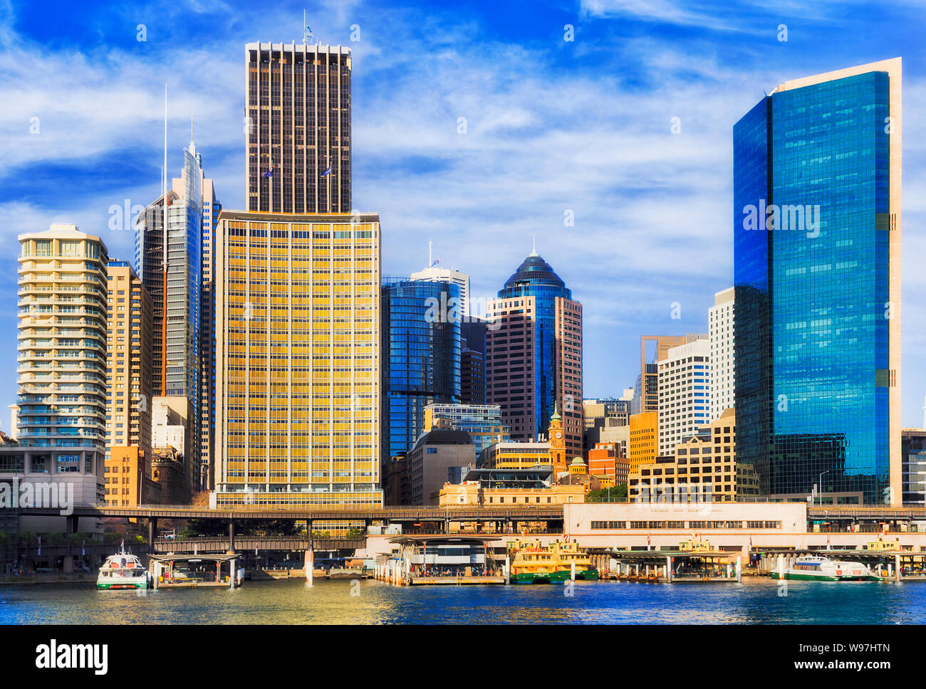 Circular Quay de Sydney city sur les rives du port de Sydney avec de grands gratte-ciel et tours d'affaires sur les quais, les ferries et de la gare. Banque D'Images