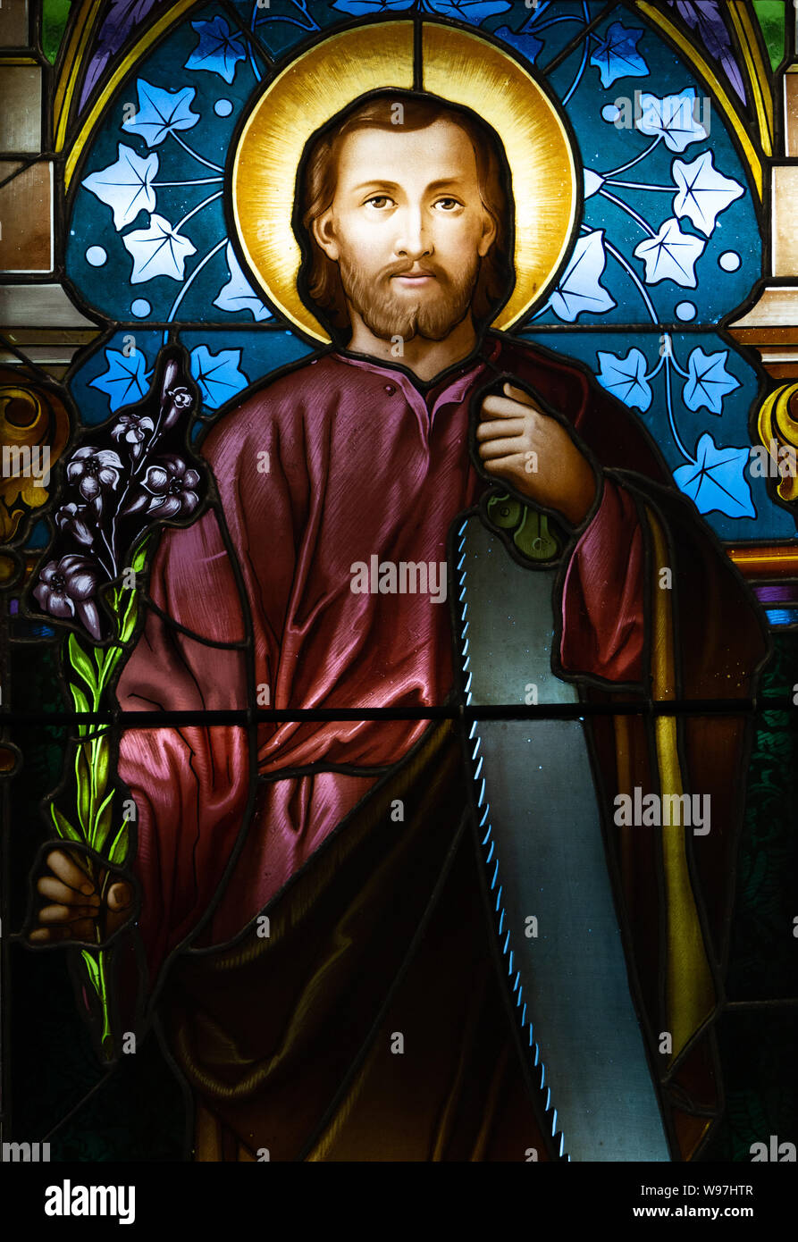 Un vitrail représentant saint Joseph. Affiché à l'office de l'évêque. Banque D'Images Un vitrail représentant saint Joseph. Affiché à l'office de l'évêque. Banque D'Images