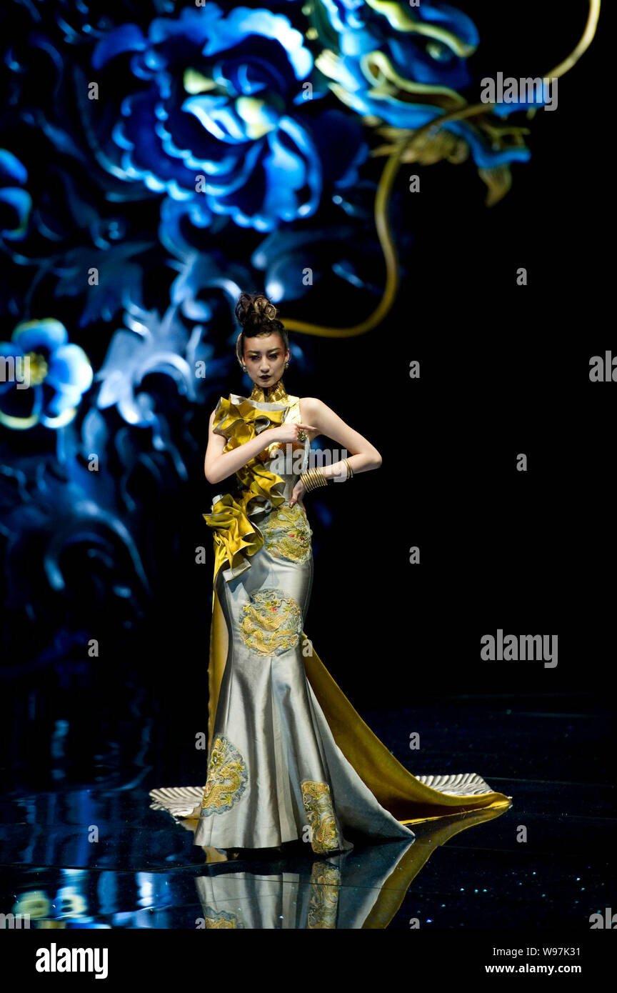 Un modèle présente une création de designer Guo Pei au fashion show, épouses de Chinois, Dragons Story, à Beijing, Chine, 6 mai 2012. Banque D'Images