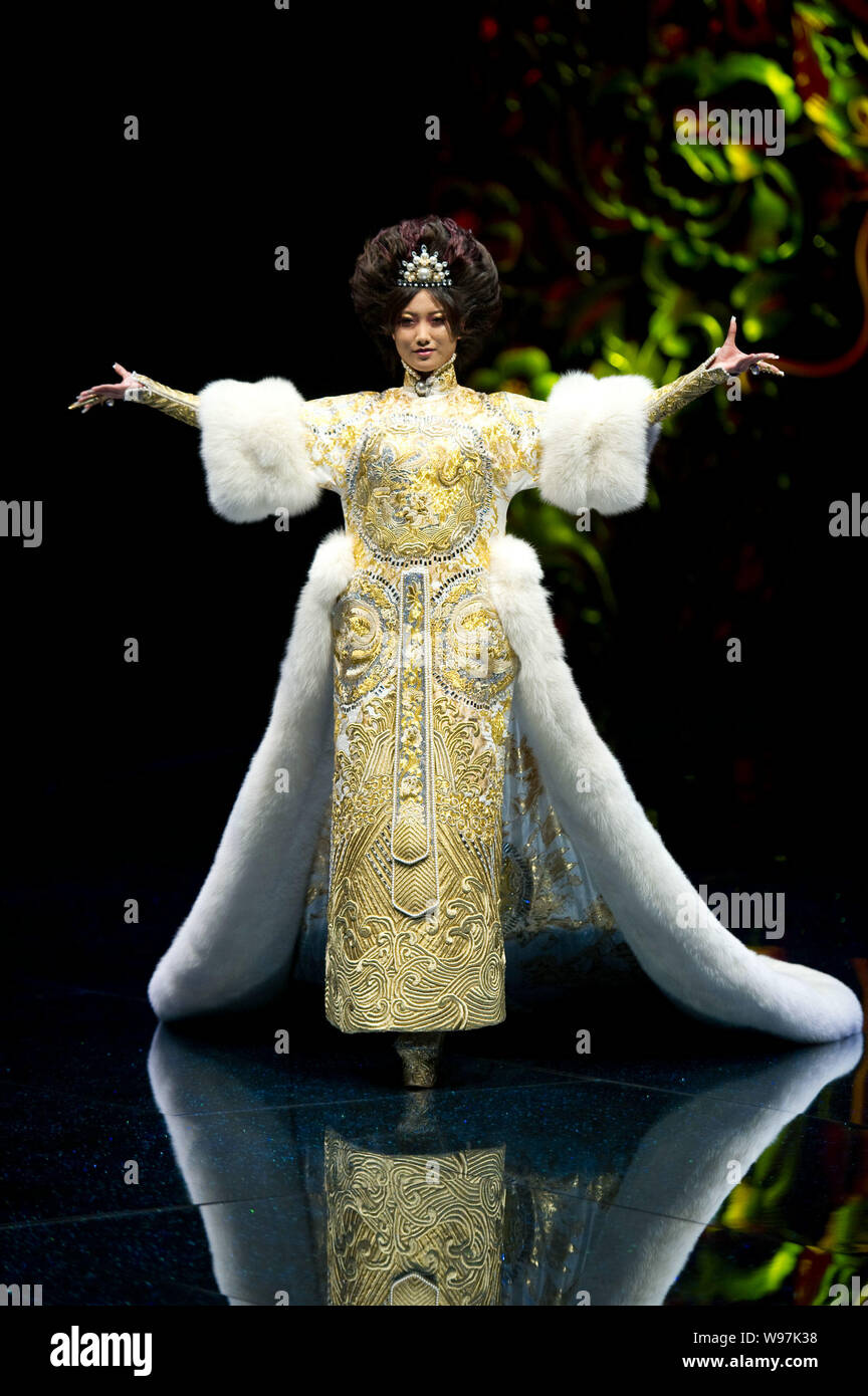 Un modèle présente une création de designer Guo Pei au fashion show, épouses de Chinois, Dragons Story, à Beijing, Chine, 6 mai 2012. Banque D'Images