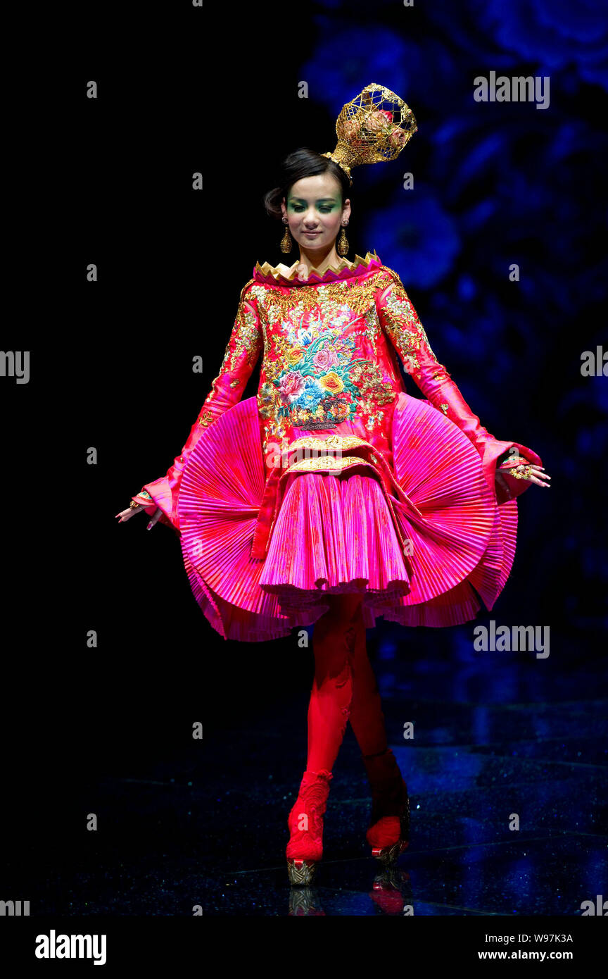 Un modèle présente une création de designer Guo Pei au fashion show, épouses de Chinois, Dragons Story, à Beijing, Chine, 6 mai 2012. Banque D'Images