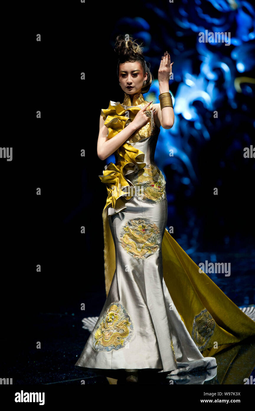 Un modèle présente une création de designer Guo Pei au fashion show, épouses de Chinois, Dragons Story, à Beijing, Chine, 6 mai 2012. Banque D'Images