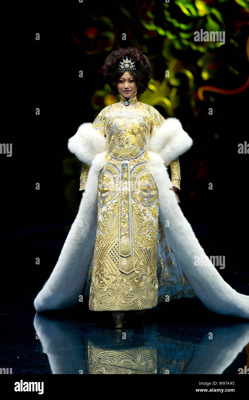 Un modèle présente une création de designer Guo Pei au fashion show, épouses de Chinois, Dragons Story, à Beijing, Chine, 6 mai 2012. Banque D'Images