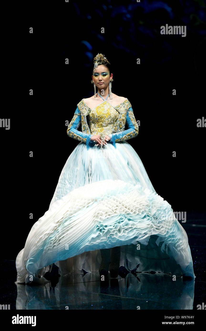 Un modèle présente une création de designer Guo Pei au fashion show, épouses de Chinois, Dragons Story, à Beijing, Chine, 6 mai 2012. Banque D'Images