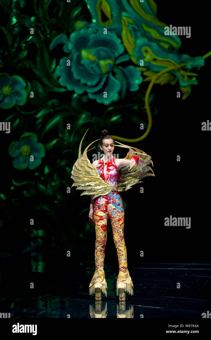 Un modèle présente une création de designer Guo Pei au fashion show, épouses de Chinois, Dragons Story, à Beijing, Chine, 6 mai 2012. Banque D'Images