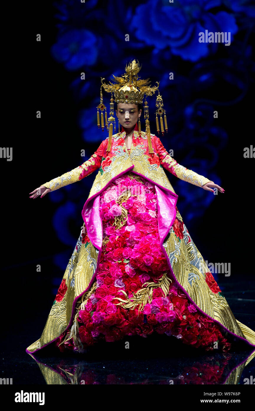 Un modèle présente une création de designer Guo Pei au fashion show, épouses de Chinois, Dragons Story, à Beijing, Chine, 6 mai 2012. Banque D'Images