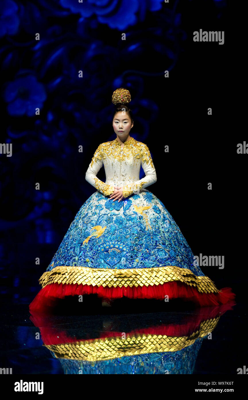 Un modèle présente une création de designer Guo Pei au fashion show, épouses de Chinois, Dragons Story, à Beijing, Chine, 6 mai 2012. Banque D'Images