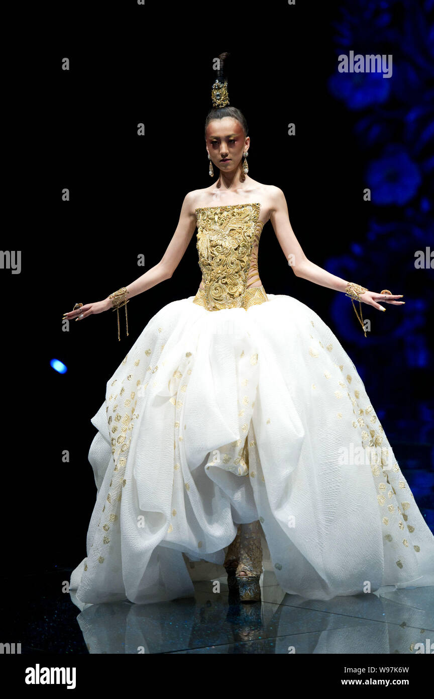 Un modèle présente une création de designer Guo Pei au fashion show, épouses de Chinois, Dragons Story, à Beijing, Chine, 6 mai 2012. Banque D'Images