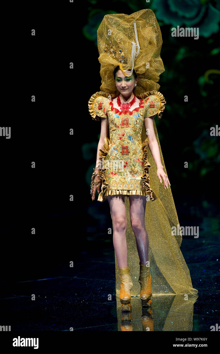 Un modèle présente une création de designer Guo Pei au fashion show, épouses de Chinois, Dragons Story, à Beijing, Chine, 6 mai 2012. Banque D'Images