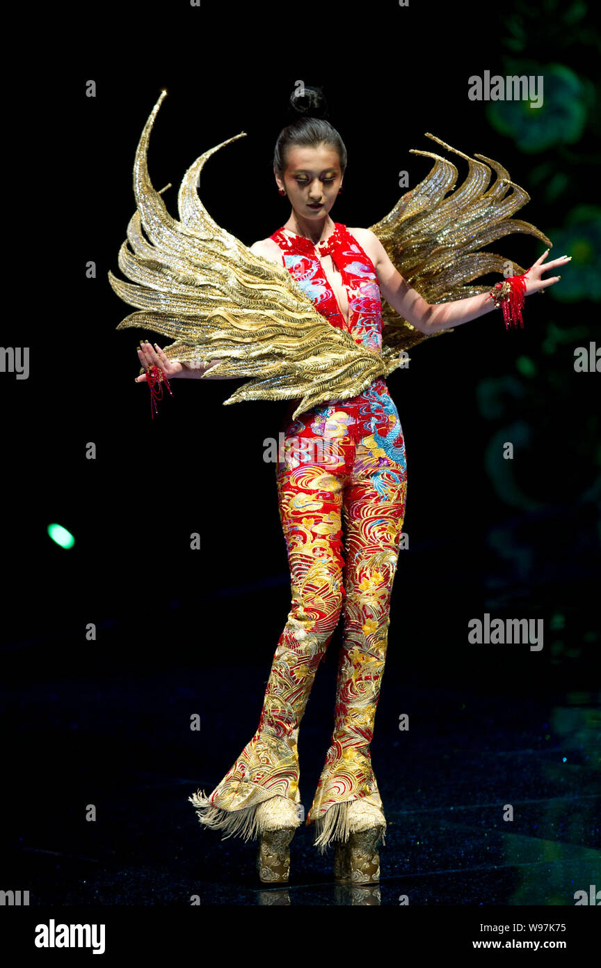 Un modèle présente une création de designer Guo Pei au fashion show, épouses de Chinois, Dragons Story, à Beijing, Chine, 6 mai 2012. Banque D'Images