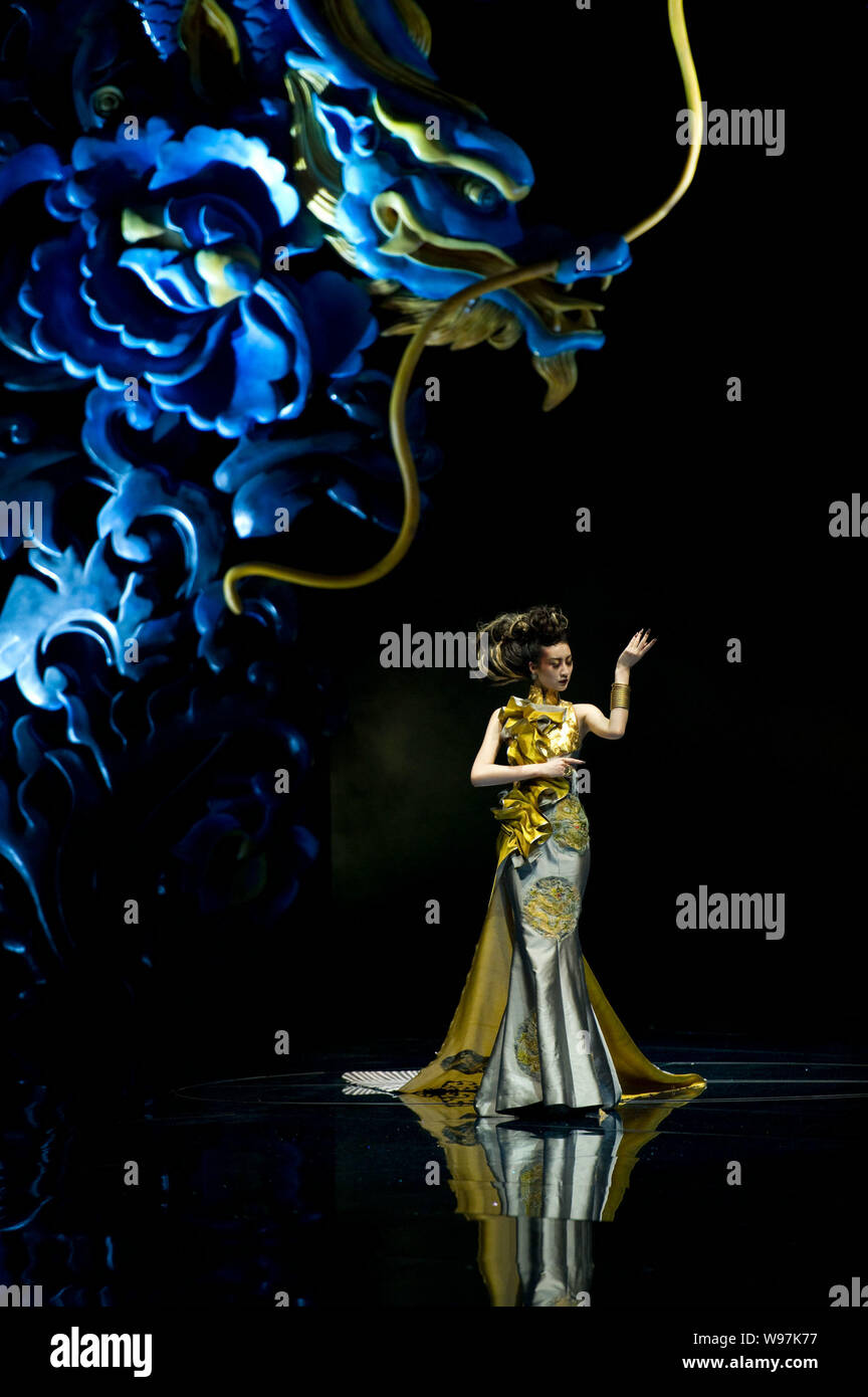 Un modèle présente une création de designer Guo Pei au fashion show, épouses de Chinois, Dragons Story, à Beijing, Chine, 6 mai 2012. Banque D'Images