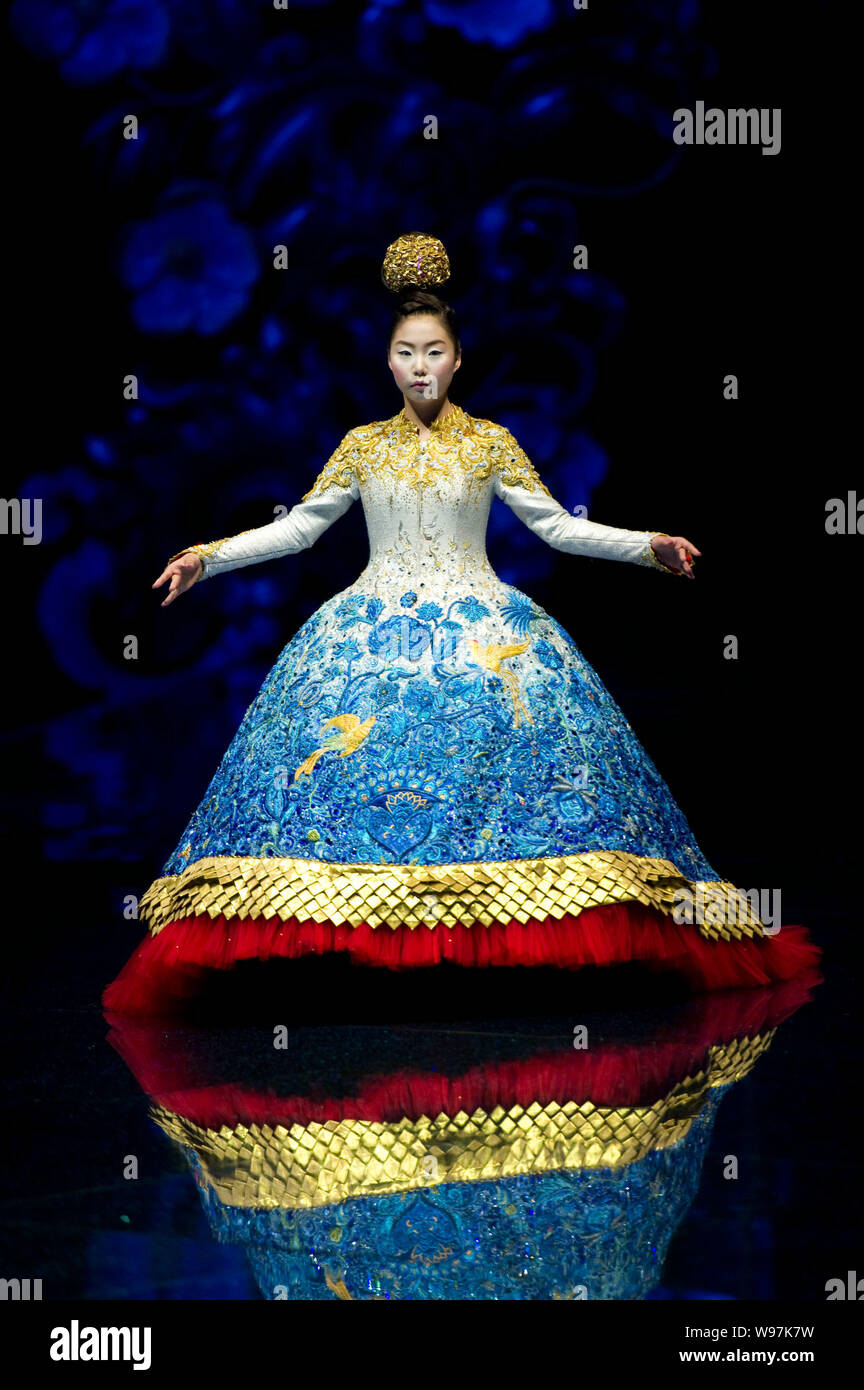 Un modèle présente une création de designer Guo Pei au fashion show, épouses de Chinois, Dragons Story, à Beijing, Chine, 6 mai 2012. Banque D'Images