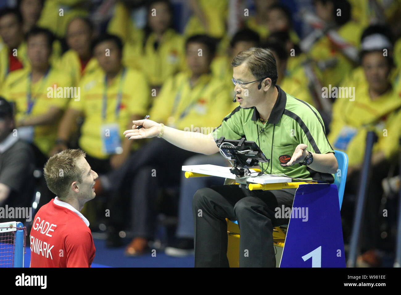 Peter Gade du Danemark (L) raisons avec un juge pendant la finale de la Coupe du monde 2011 Sudirman équipe mixte de badminton à Qingdao, l'aoc Banque D'Images