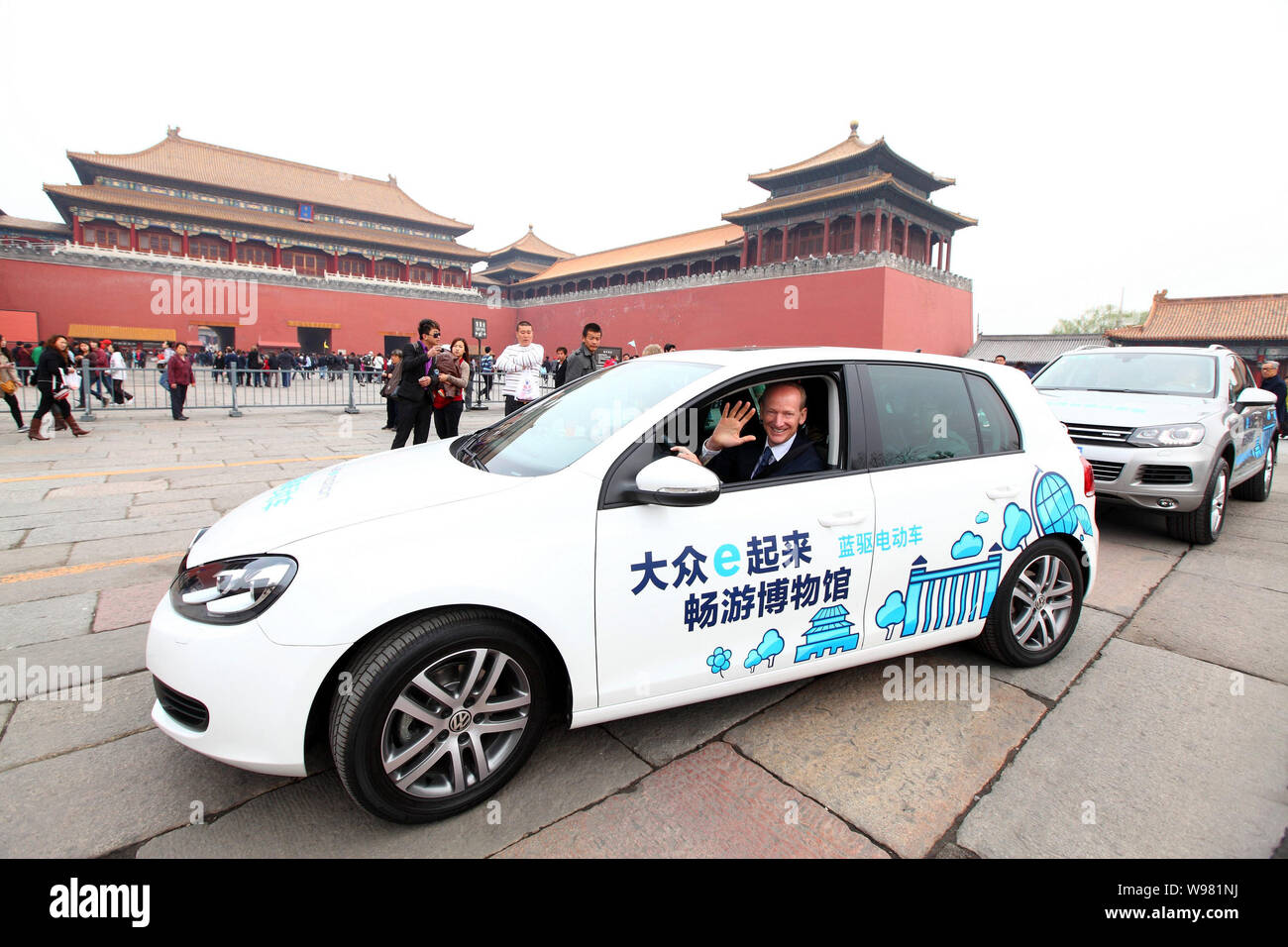 Dr. Karl-Thomas Neumann, président-directeur général de Volkswagen Group Chine, conduit une voiture électrique de golf en face de la Cité Interdite à Beijing, Chine, 6 A Banque D'Images