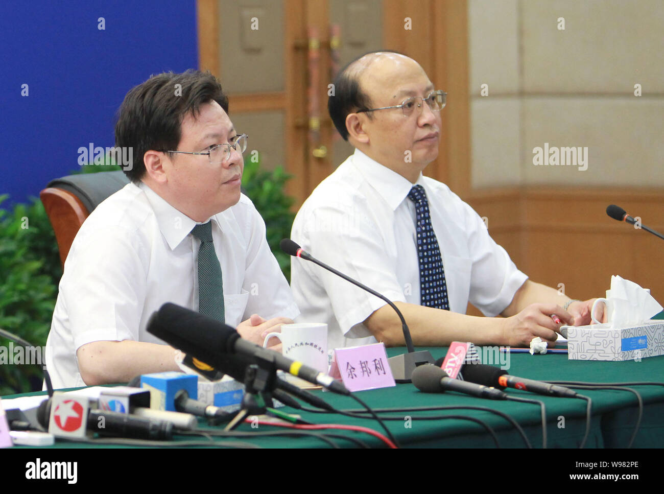 Il Huawu, ingénieur en chef du ministère des Chemins de fer, et Yu Bangli, économiste en chef du ministère des Chemins de fer, prend la parole lors d'une conférence de presse de Ministr Banque D'Images