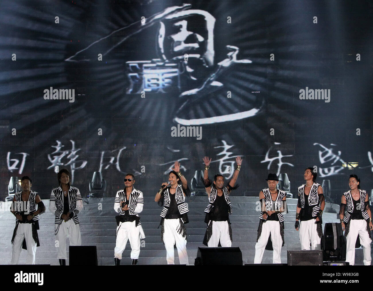 Groupe japonais exil exécute pendant un festival de musique à Beijing National Stadium, également connu sous le nom de nid d'oiseaux, 25 septembre 2011. Banque D'Images