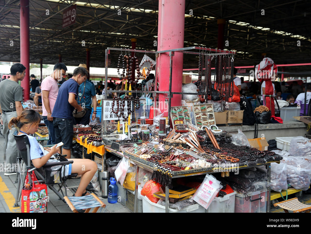 Beijing, Beijing, Chine. Août 13, 2019. Beijing, Chine-les produits de seconde main de Panjiayuan market situé au sud-ouest du pont Panjiayuan, sud-est de l'troisième Ring Road, Beijing, le 12 août 2019.Le marché est un très large champ d'activité du marché, couvrant une superficie de 48 500 mètres carrés, est le plus grand marché de biens d'occasion en Chine, du lundi au vendredi magasins et les locataires commerciaux et des serres domaine 1 et 2 ouvert, la peinture des reliques culturelles, de l'étude quatre trésors, porcelaine et des meubles en bois, un total de plus de 3 000 stands. Crédit : SIPA Asie/ZUMA/Alamy Fil Live News Banque D'Images