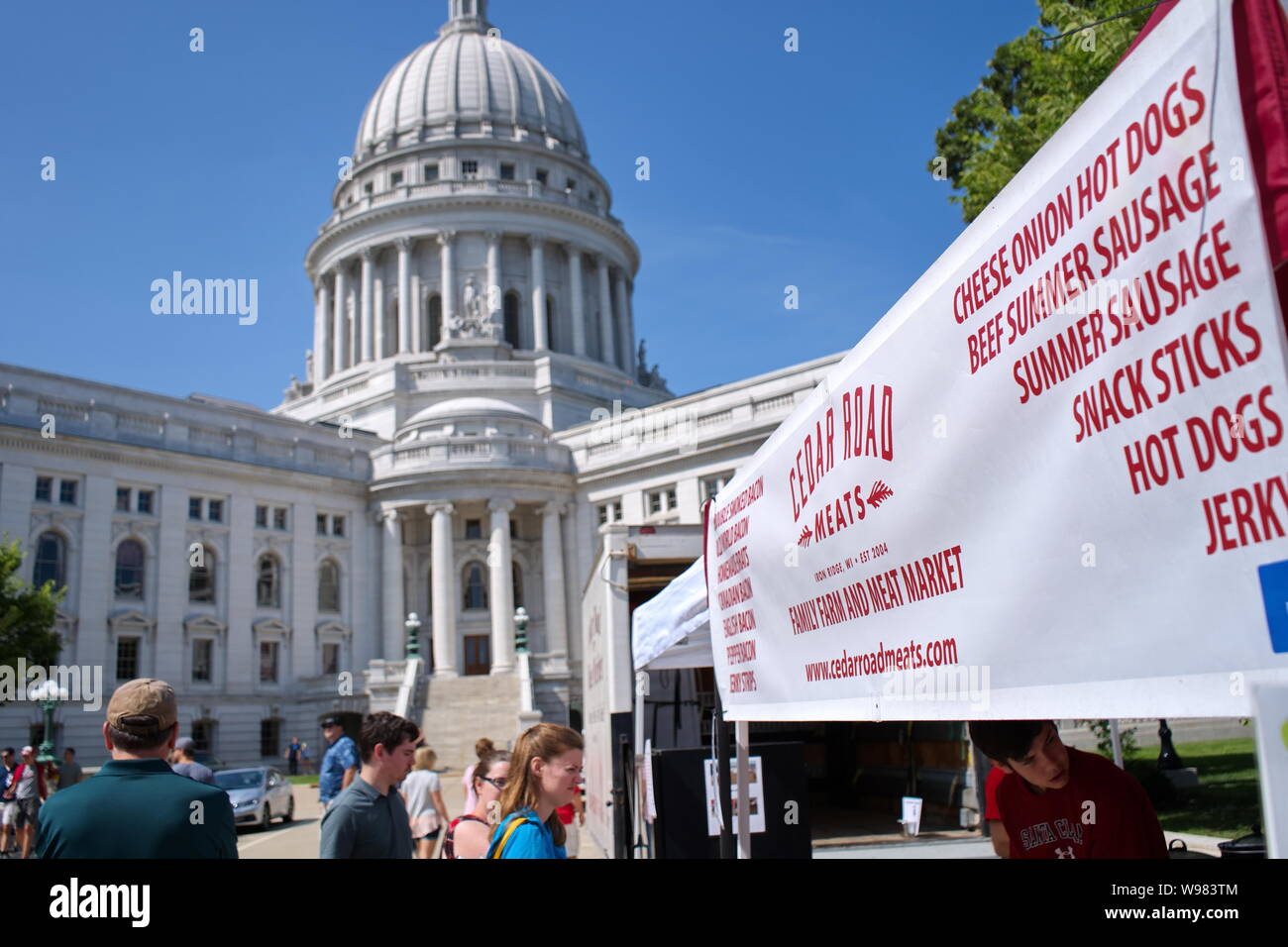 Marché de producteurs, Madison, WI USA. Aug 2018. Bannière de publicité d'un fournisseur de viande de la vente. Banque D'Images