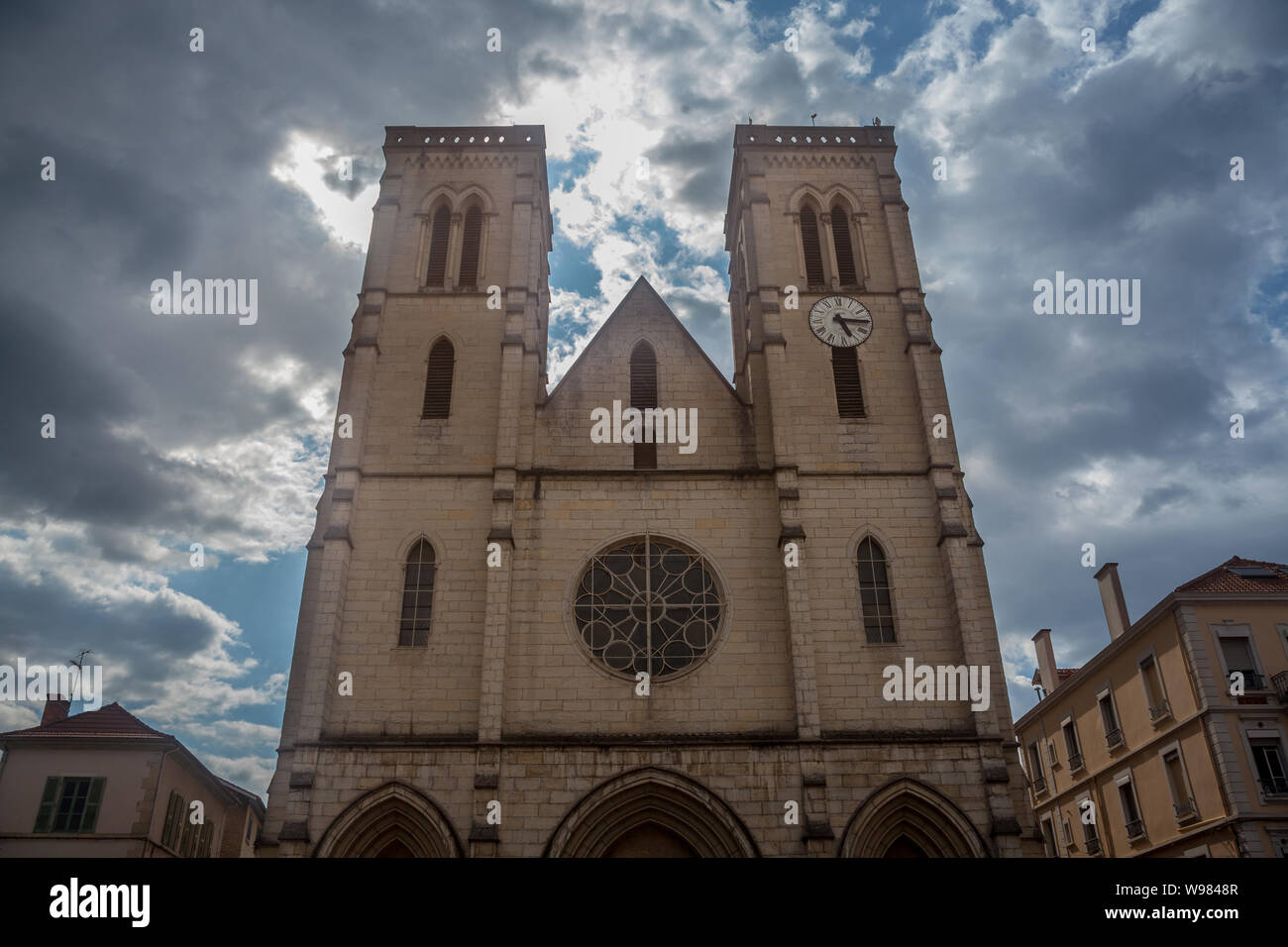 Eglise Saint Jean Baptiste au crépuscule dans Bourgoin Jallieu, France,  ville de Dauphiné, en Isère. C'est la principale église catholique Photo  Stock - Alamy