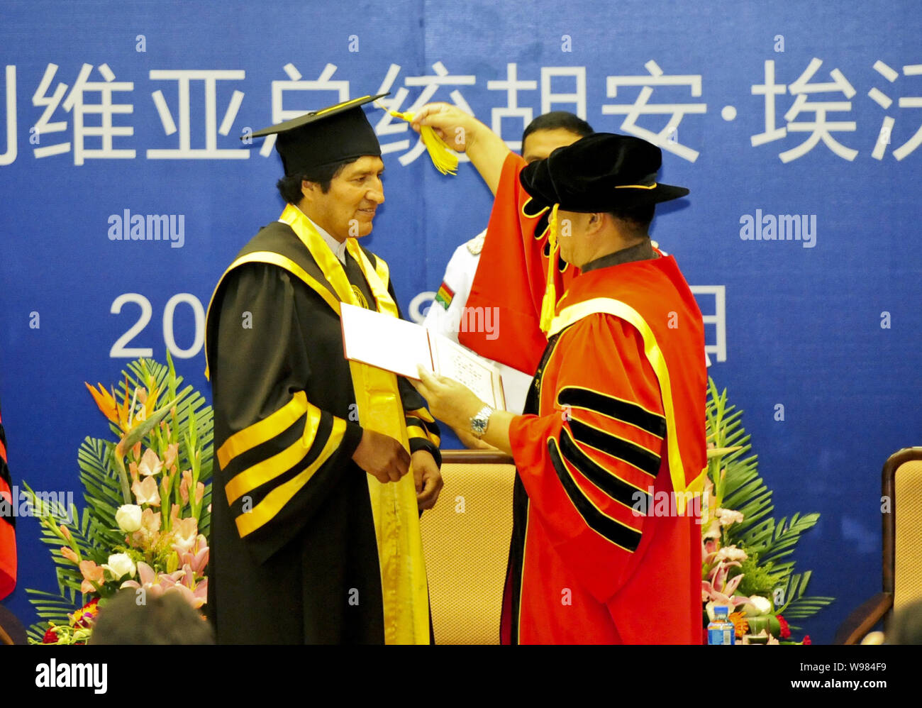 Ji Baocheng, droite, Président de l'Université Renmin, confère un doctorat honorifique le président bolivien Evo Morales au cours d'une cérémonie à l'Université Renmin Banque D'Images