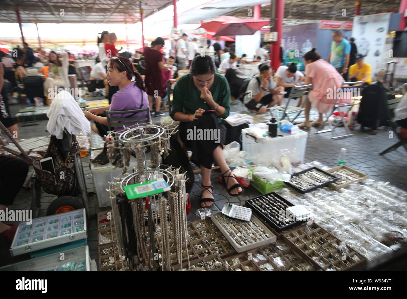 Beijing, Beijing, Chine. Août 13, 2019. Beijing, Chine-les produits de seconde main de Panjiayuan market situé au sud-ouest du pont Panjiayuan, sud-est de l'troisième Ring Road, Beijing, le 12 août 2019.Le marché est un très large champ d'activité du marché, couvrant une superficie de 48 500 mètres carrés, est le plus grand marché de biens d'occasion en Chine, du lundi au vendredi magasins et les locataires commerciaux et des serres domaine 1 et 2 ouvert, la peinture des reliques culturelles, de l'étude quatre trésors, porcelaine et des meubles en bois, un total de plus de 3 000 stands. Crédit : SIPA Asie/ZUMA/Alamy Fil Live News Banque D'Images