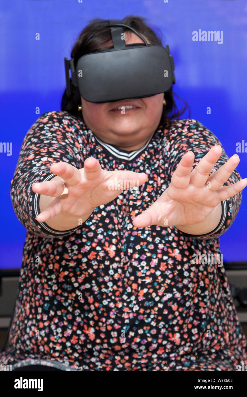 Personne qui éprouve un casque de réalité virtuelle est très peur de ce qu'ils voient Banque D'Images