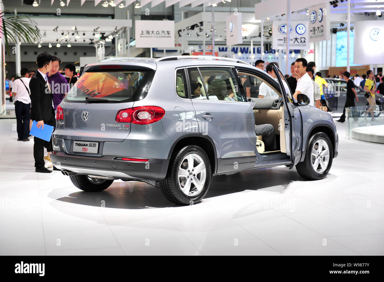 Regardez les visiteurs Shanghai VW Tiguan STI au cours d'une auto show à Shenzhen, Chine du sud, la province du Guangdong, 7 juin 2011. Shanghai Volkswagen a vendu 8 Banque D'Images