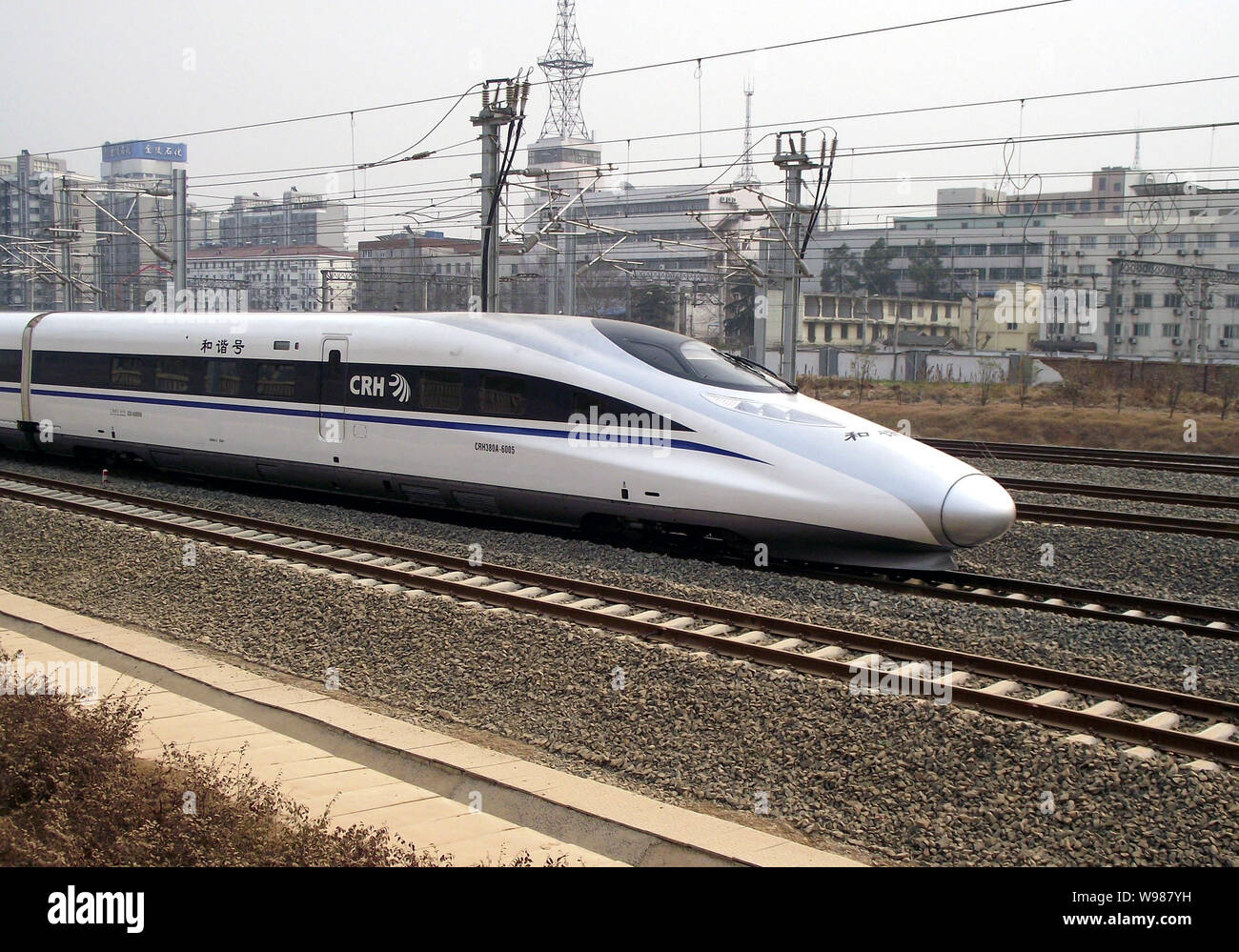 --File--UN CRH (China railway High-speed trains) fonctionne sur le haut-débit pour les grandes lignes de chemin de fer dans la ville de Nanjing, province du Jiangsu, Chine de l'est Mars 9 Banque D'Images