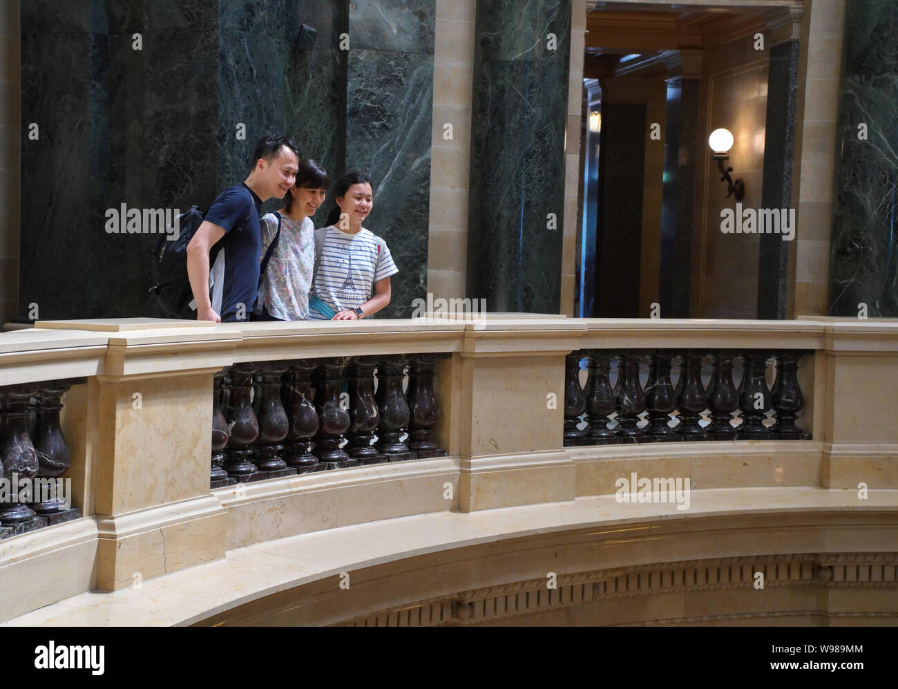 Capitole de l'État du Wisconsin, Madison, WI USA. Aug 2018. Les visiteurs bénéficiant d'expositions historiques et exotiques à l'intérieur de l'oeuvre le Capitol. Banque D'Images