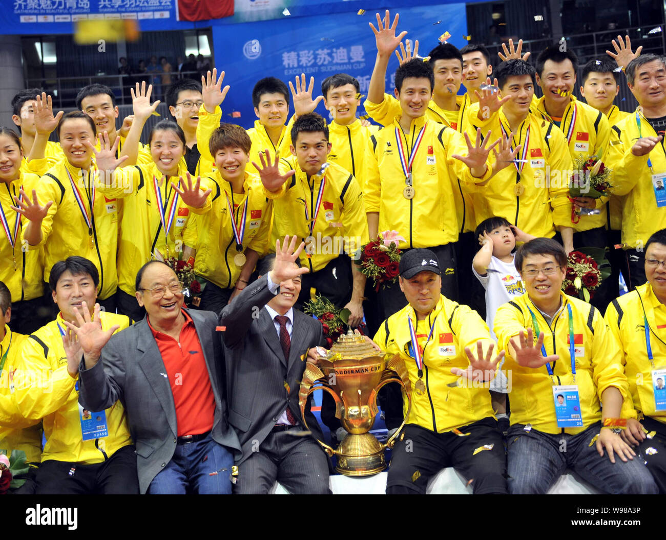 China national badminton team célèbre leur victoire lors de la finale de la Coupe du monde 2011 Sudirman équipe mixte de badminton à Qingdao, Banque D'Images