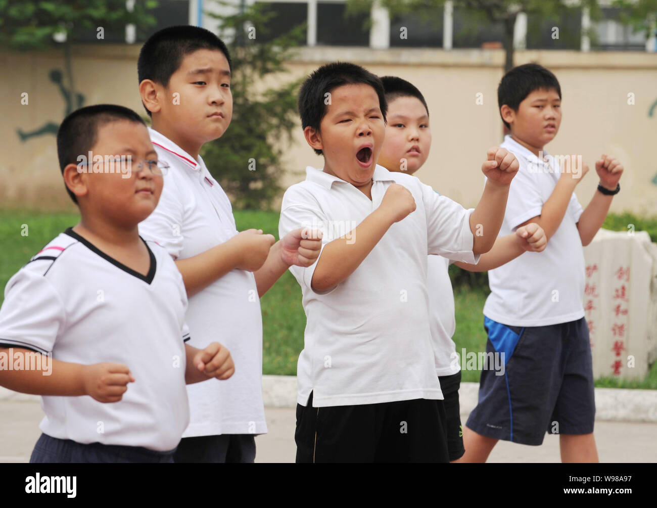 Les garçons obèses exercice pour perdre du poids à un camp d'entraînement  militaire à Tianjin, Chine, 13 août 2011. Chines suspecte génération  d'enfants soit le rap Photo Stock - Alamy