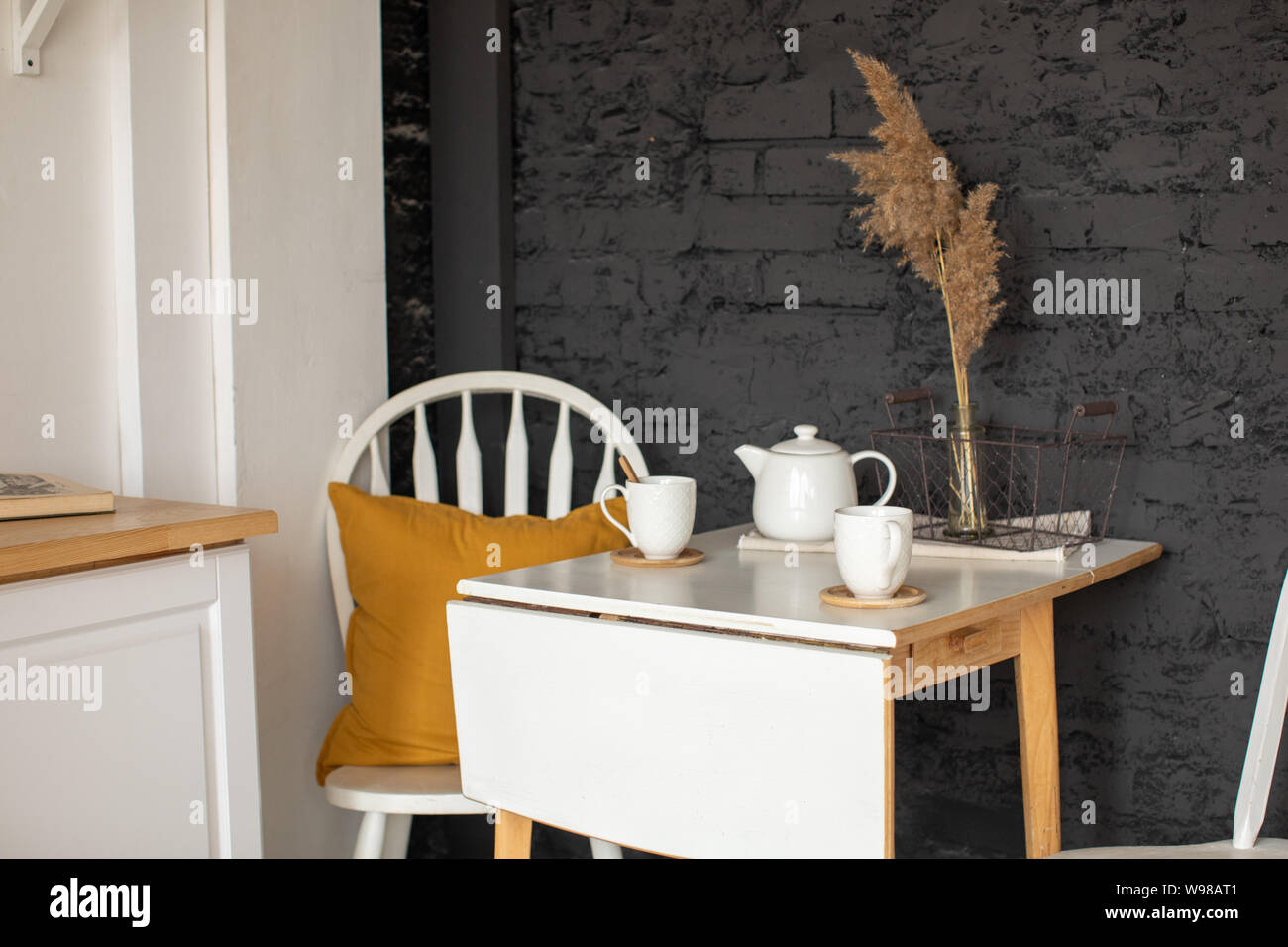 Cuisine intérieur avec table et chaise Banque D'Images